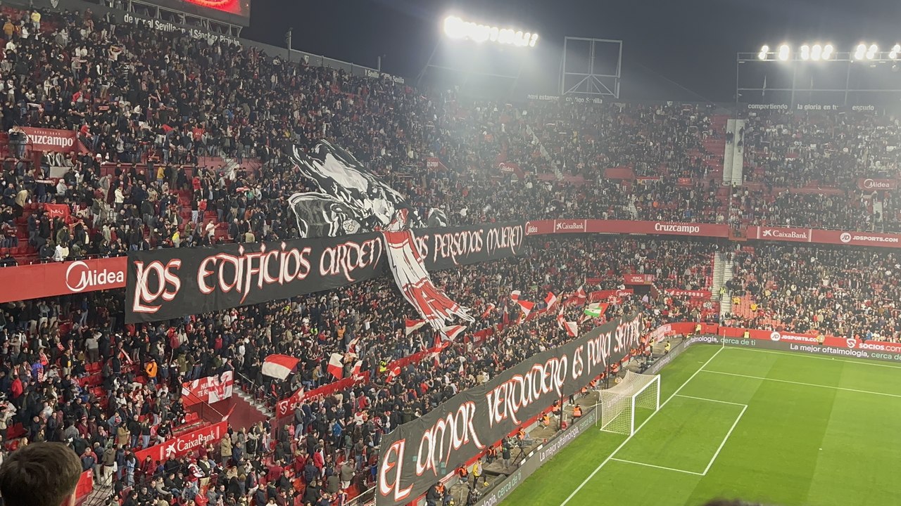 Espectacular Tifo del Sevilla FC en Partido contra Valencia ⚽
