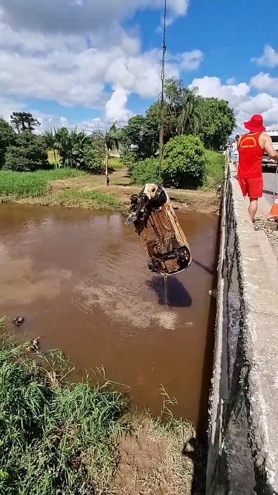 VÍDEO: Carro envolvido em acidente é removido do Rio Piraí em Araquari
