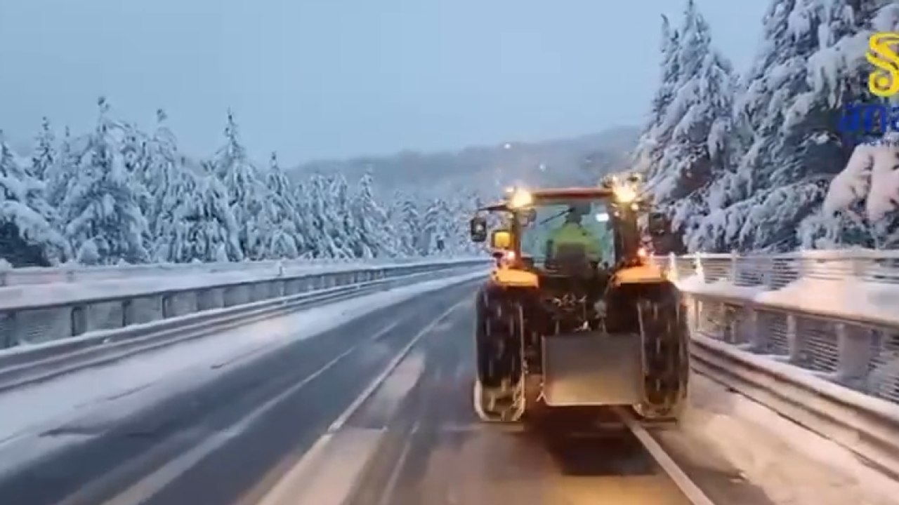 Spazzaneve in azione sulla Salerno-Reggio Calabria per il maltempo