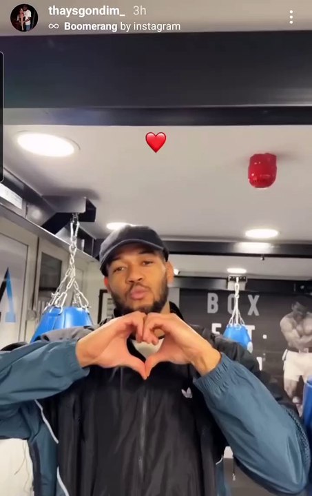 Joelinton supports Thays at boxing class