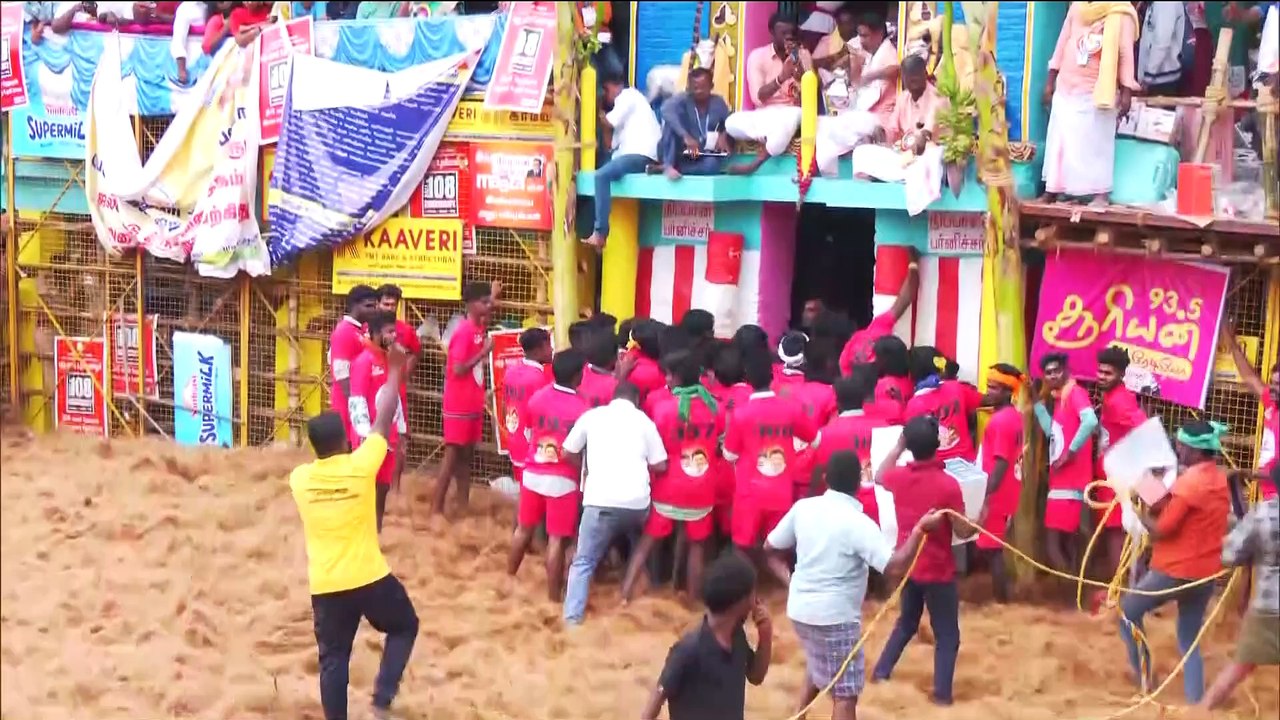 Hn_Ani2_Madurai_Jallikattu_Event_Organised_In_Palamedu_15-12-12