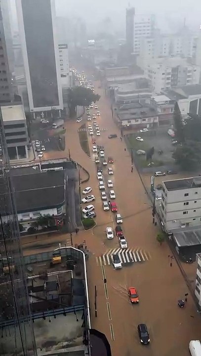 Ruas alagadas em Balneário Camboriú
