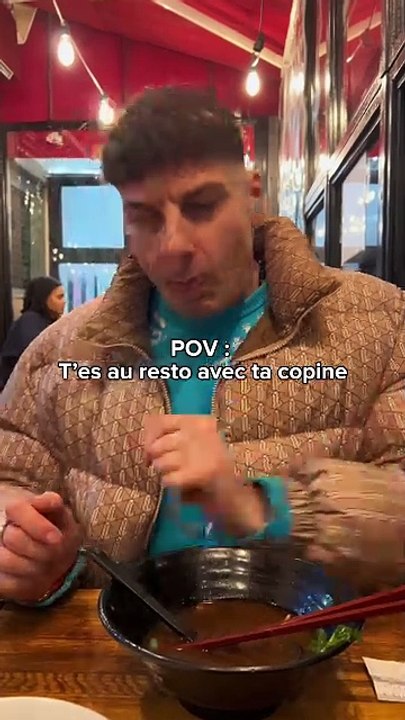 T’es au resto avec ta copine 🔥