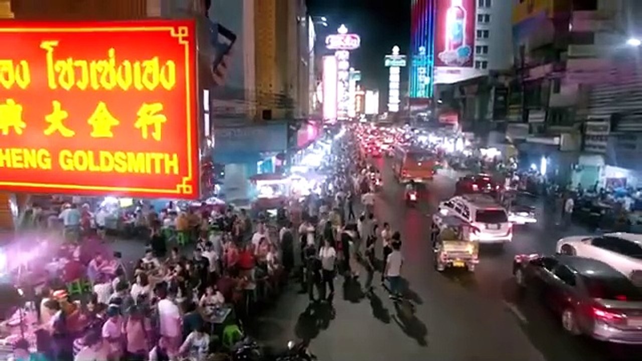 Adah Sharma and Esha Gupta All Hot Kissing Scenes