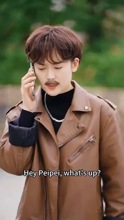 A girl uses a car window as a mirror to dress up messily for a blind date, unknowingly catching the attention of a CEO who admires her quirky charm.