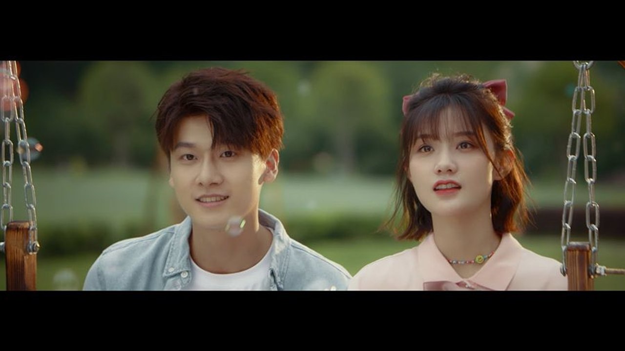 'Please Enlighten Me' - Tráiler Oficial