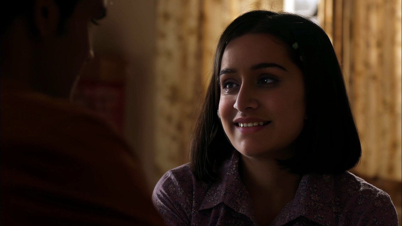 Varun Dhawan Kisses Shraddha Kapoor