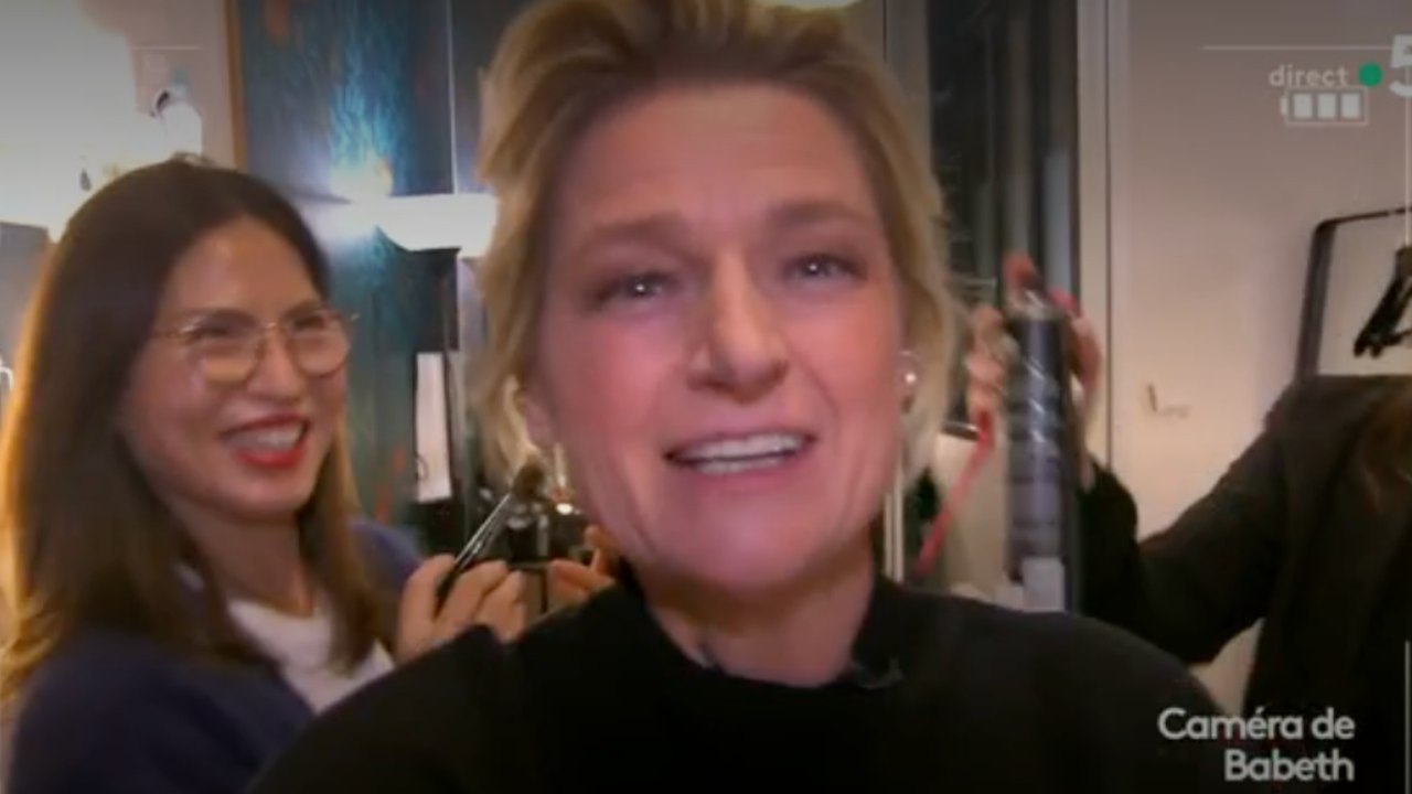“C’est pas cringe ?” : Anne-Elisabeth Lemoine fête les 20 ans de YouTube et filme un vlog dans les coulisses de C à vous
