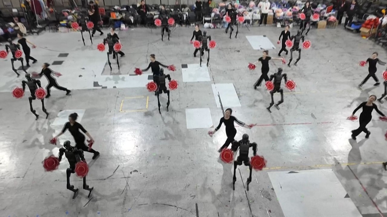 Chine : robots et humains répètent une danse pour le Nouvel an lunaire