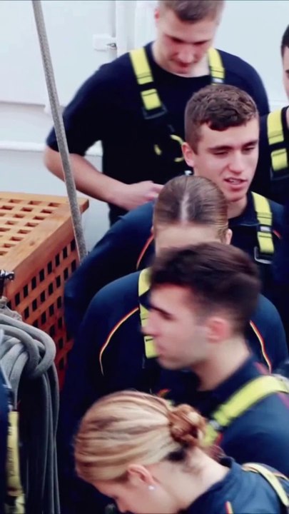 Princess Leonor Redefines Royal Elegance with Her Show-Stopping Style! 💖✨"