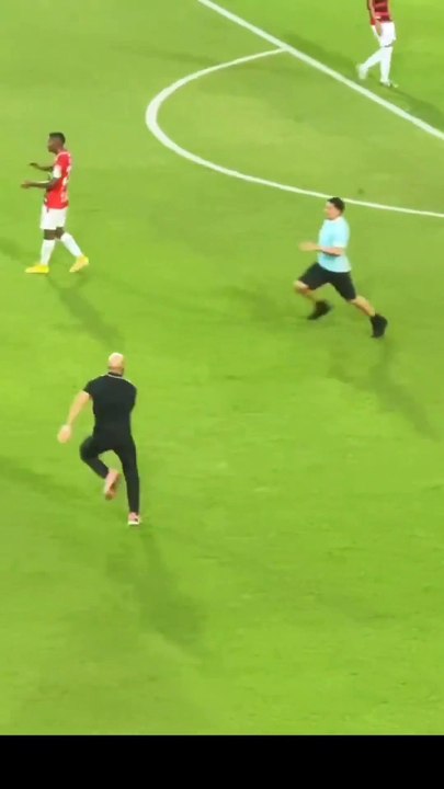 Tifoso stende il bodyguard di Messi, ma poi lui si rialza e...