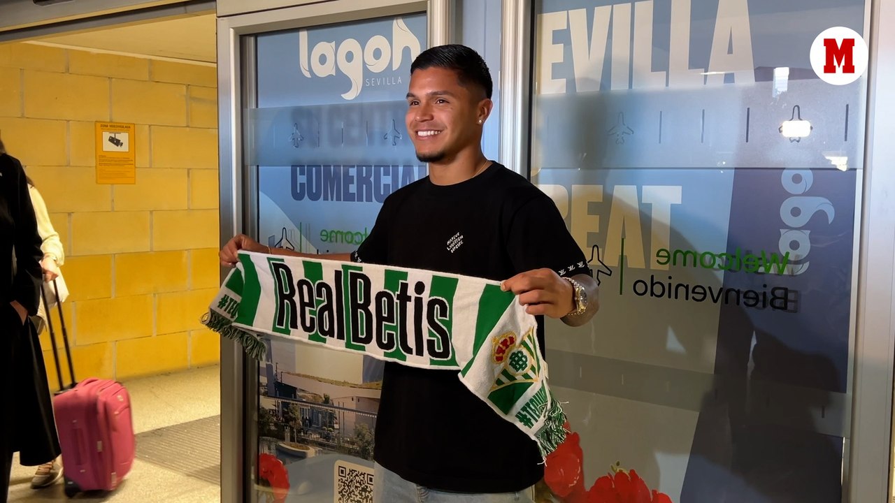 El 'Cucho' Hernández llega a Sevilla para iniciar su etapa en el Betis