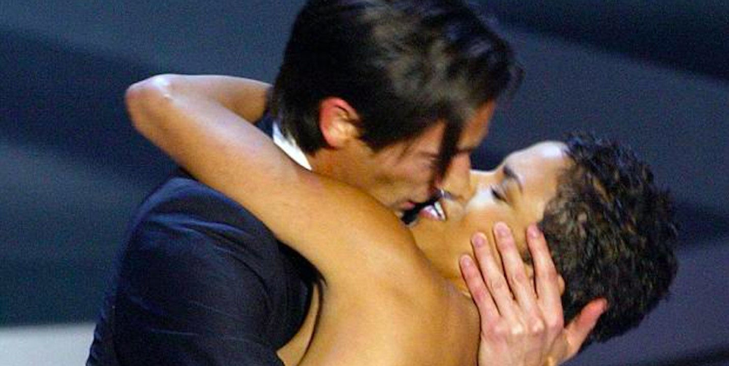 Adrien Brody kissing Halle Berry - Oscars 2003