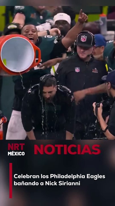 Celebran los Philadelphia Eagles bañando a Nick Sirianni
