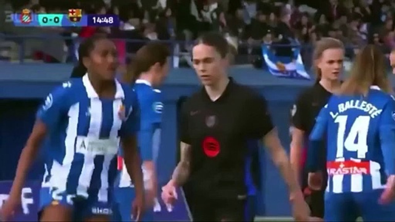 Calciatrice molesta l'avversaria: scandalo in Spagna
