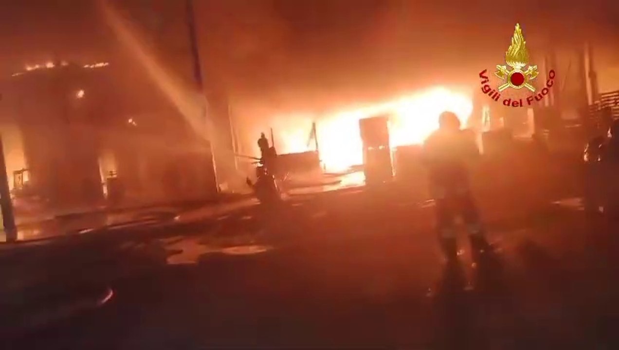 Rogo all'Inalca di Reggio Emilia, vigili del fuoco anche da Modena e Sassuolo per domare l'incendio