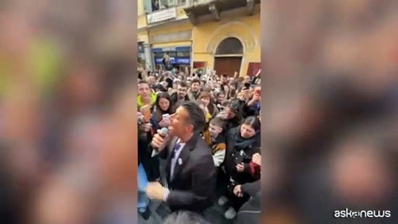 Sanremo, bagno di folla per Francesco Gabbani, suona in strada