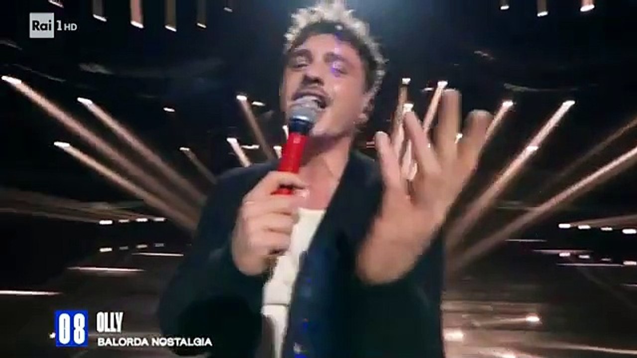 Sanremo, Olly: gli trema la voce, poi si commuove. Standing ovation dell'Ariston