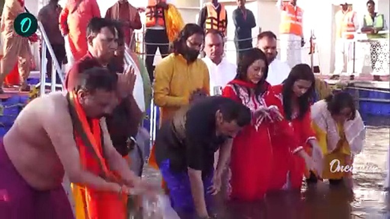 Mahakumbhದಲ್ಲಿ ಪುಣ್ಯ ಸ್ನಾನ ಮಾಡಿದ ಮಹಾರಾಷ್ಟ್ರ CM Devendra Fadnavis ಕುಟುಂಬ