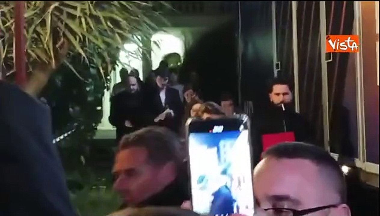 Olly vince il Festival di Sanremo. Ecco l’uscita dall’Ariston e il saluto ai fan