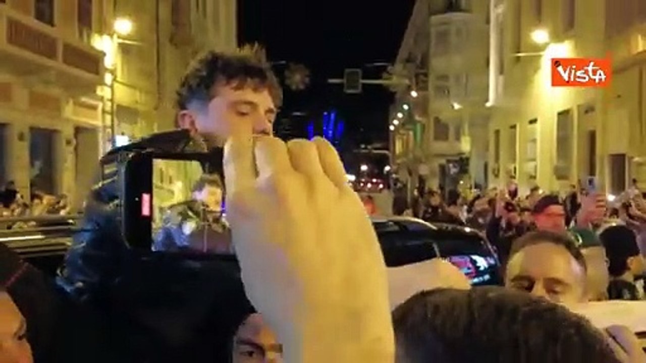 Olly esce da Ariston dopo la vittoria di Sanremo 2025, fan in delirio