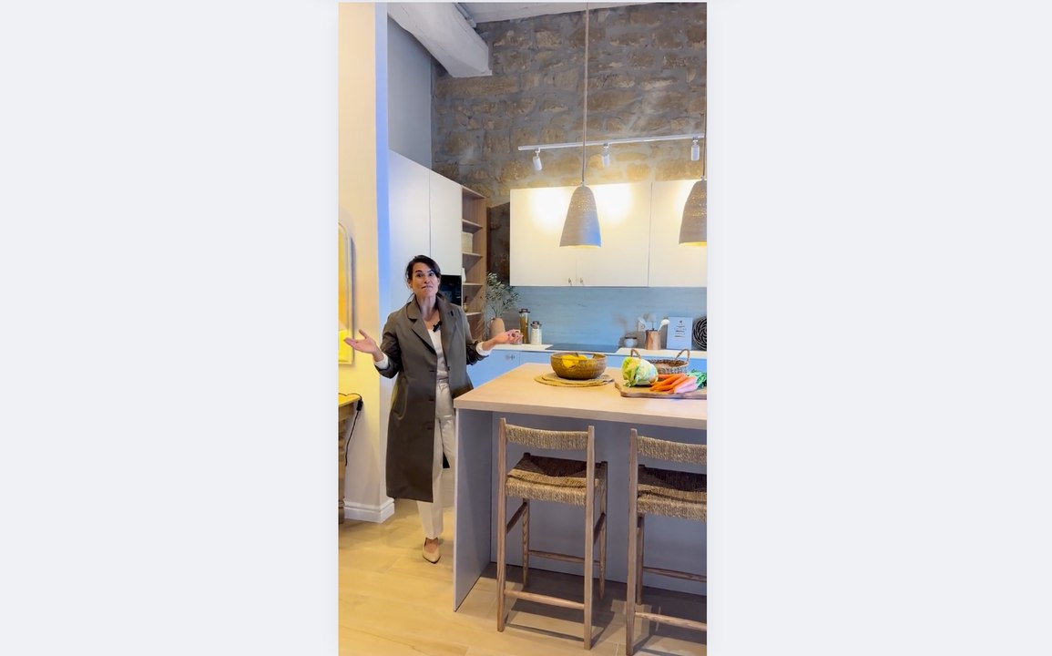 Una moderna cocina en una vivienda rústica