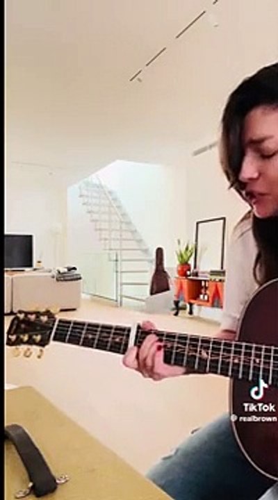 Emma canta, in versione acustica “Balorda nostalgia”