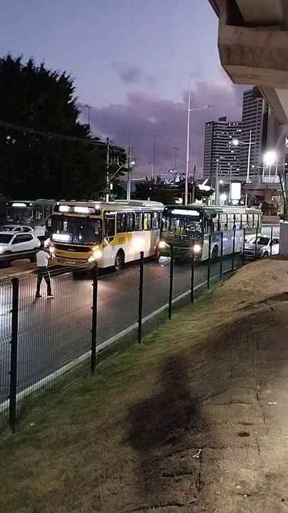 Ônibus colidem na avenida Antônio Carlos Magalhães