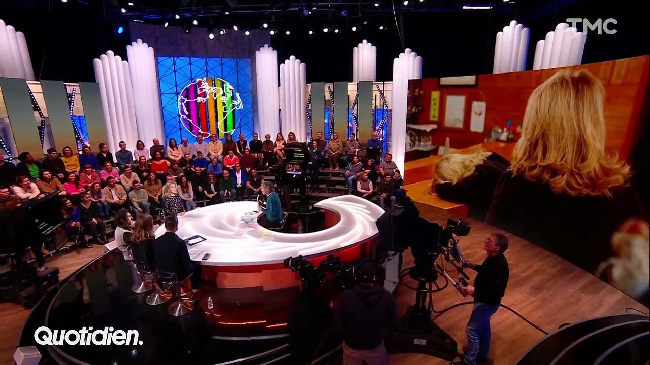 Catherine Deneuve Séduisante dans 'Quotidien' 🎬