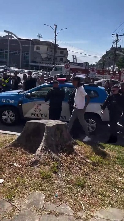 Vídeo mostra Oruam chegando na delegacia após ser detido; veja