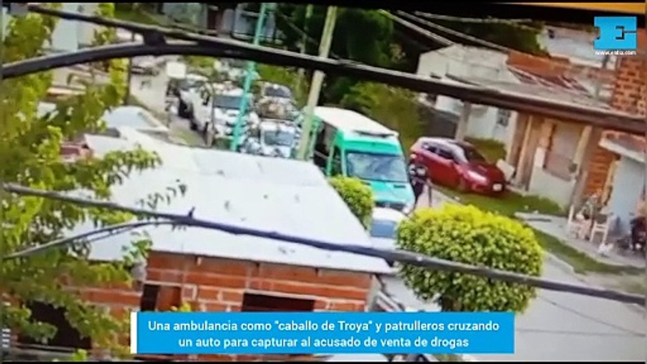 Una ambulancia como "caballo de Troya" y patrulleros cruzando  un auto para capturar al acusado de venta de drogas