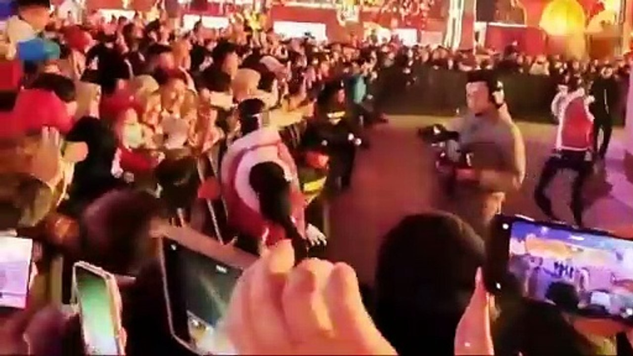 روبوت ذكاء اصطناعي يهاجم الجمهور في الصين