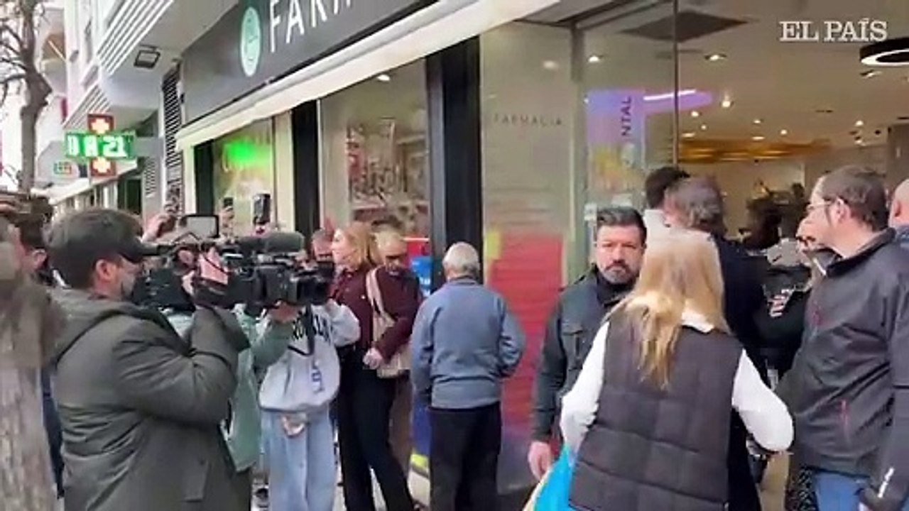 Mazón abucheado en una farmacia de Paterna