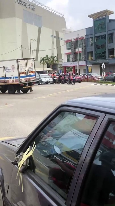 老伯把轮椅开上大马路 民众看傻眼