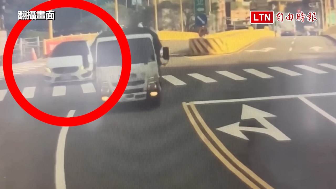 基隆和平島橋頭驚見惡霸逆向攔車還持刀揮舞 警調監視器追查中（翻攝畫面）