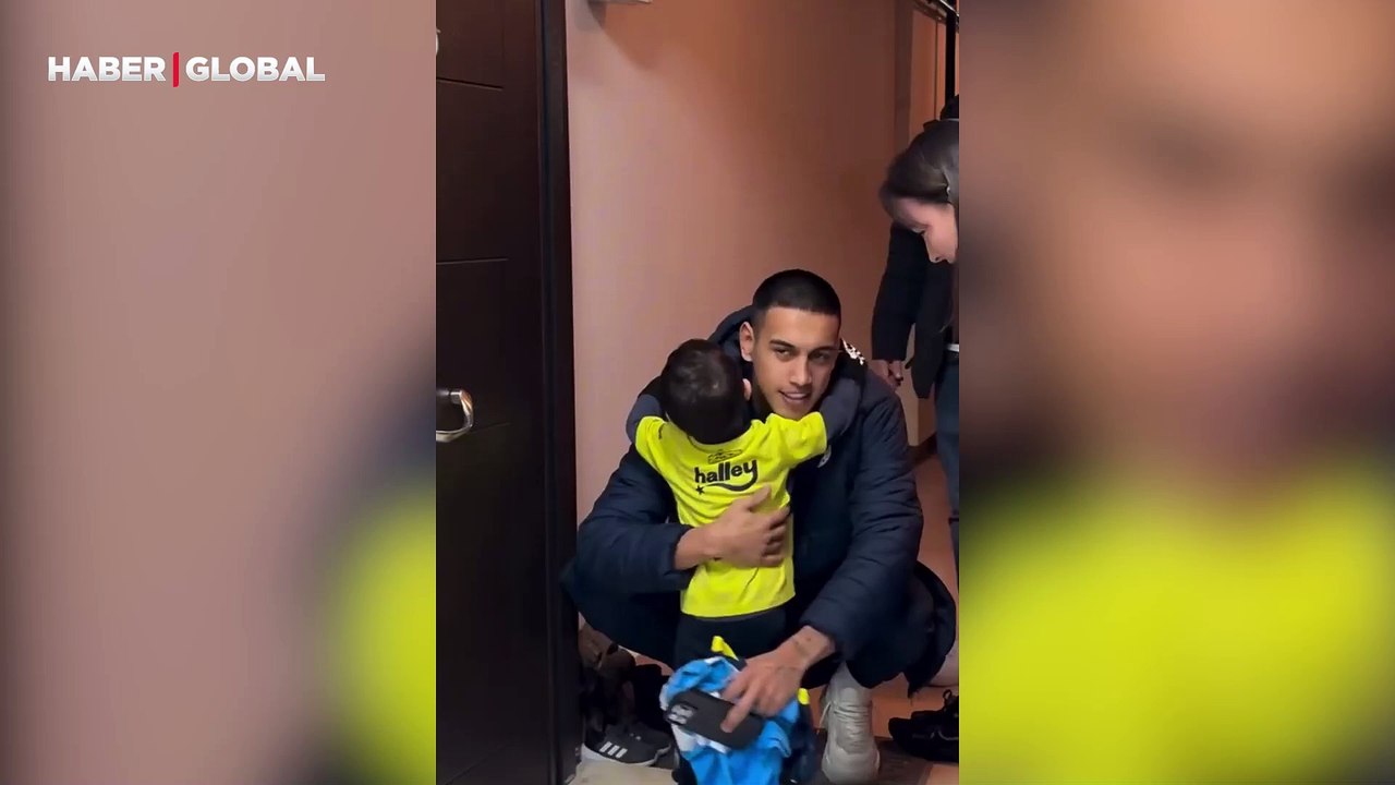 İrfan Can Eğribayat, minik hayranının evine giderek ona forma hediye etti