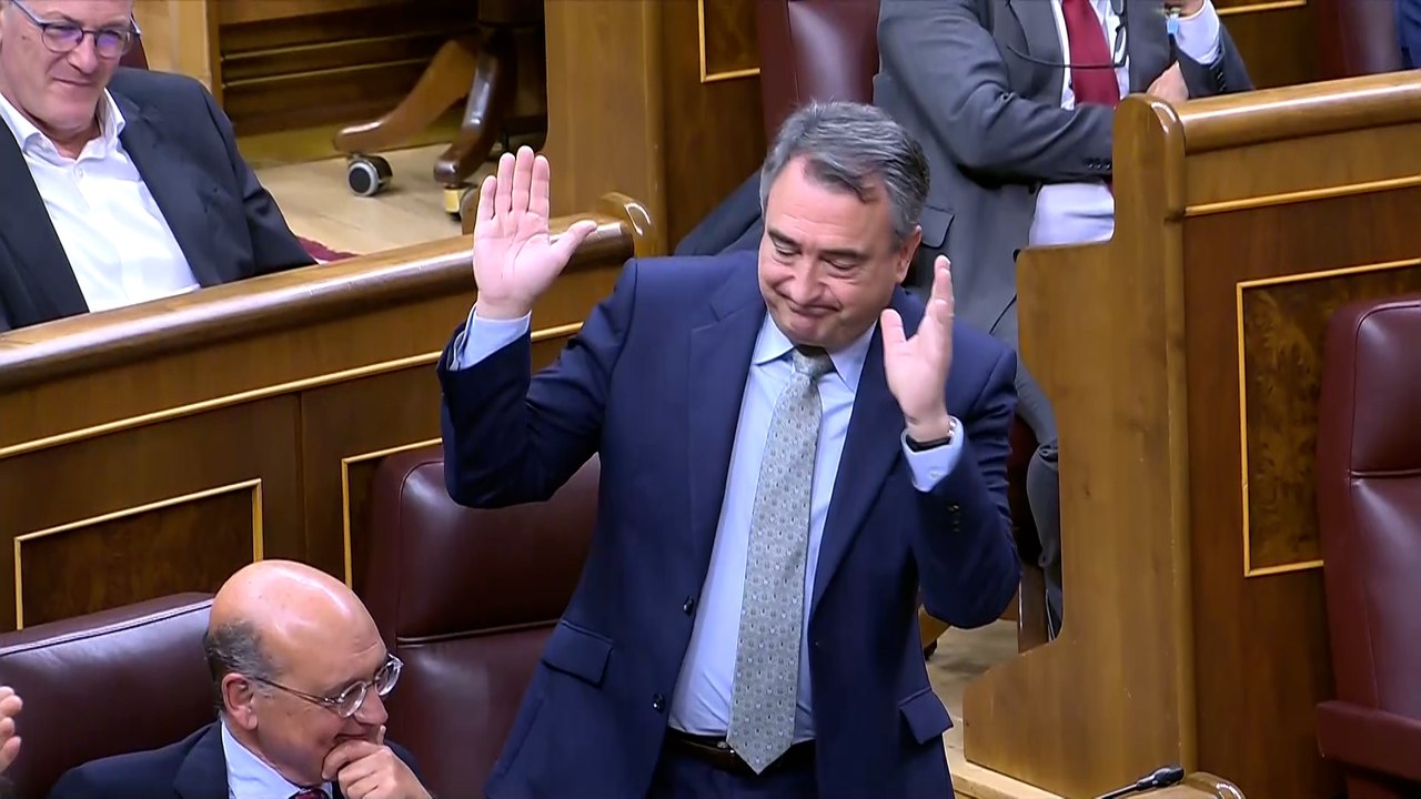 Largo aplauso del Congreso a Aitor Esteban tras su última pregunta parlamentaria