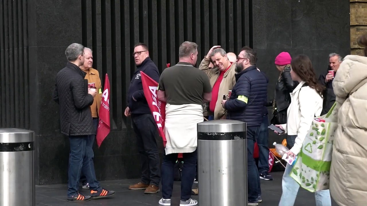 What are the salaries for Tube and bus drivers working for TfL?