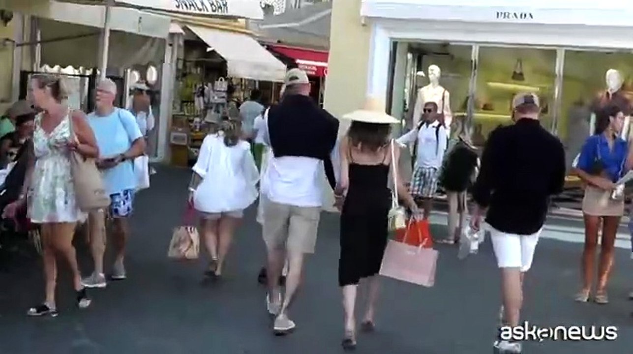 David e Victoria Beckham mano nella mano in vacanza a Capri