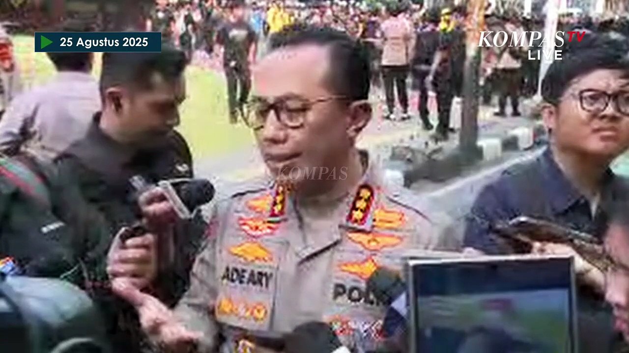 Polisi Sayangkan Massa Bakar Motorhingga Merusak Pagar Kawat DPR
