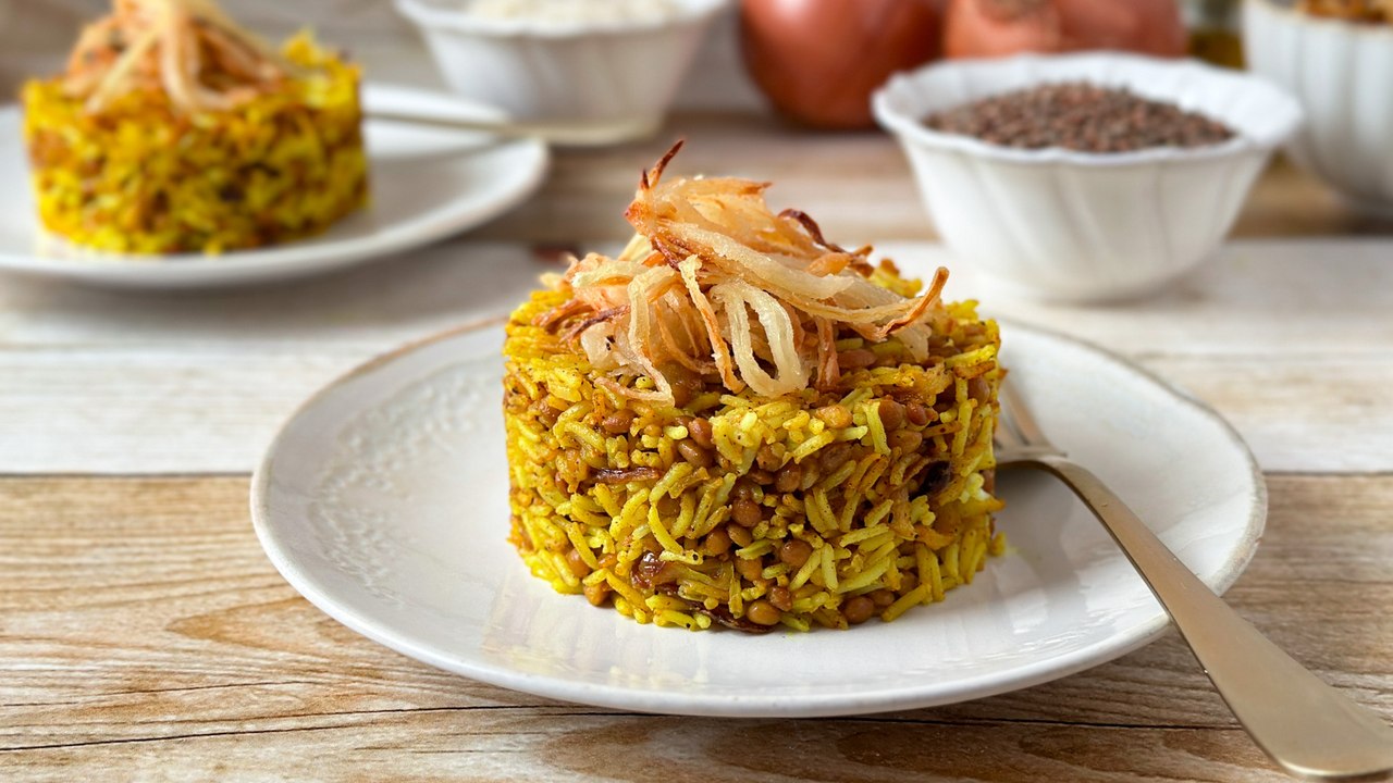 Lentejas con arroz y cebolla crujiente