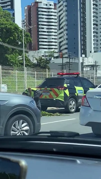 Moto fica destruída após bater no fundo de carro na ACM