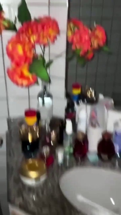 Davi Brito se assusta com explosão ao trocar chuveiro