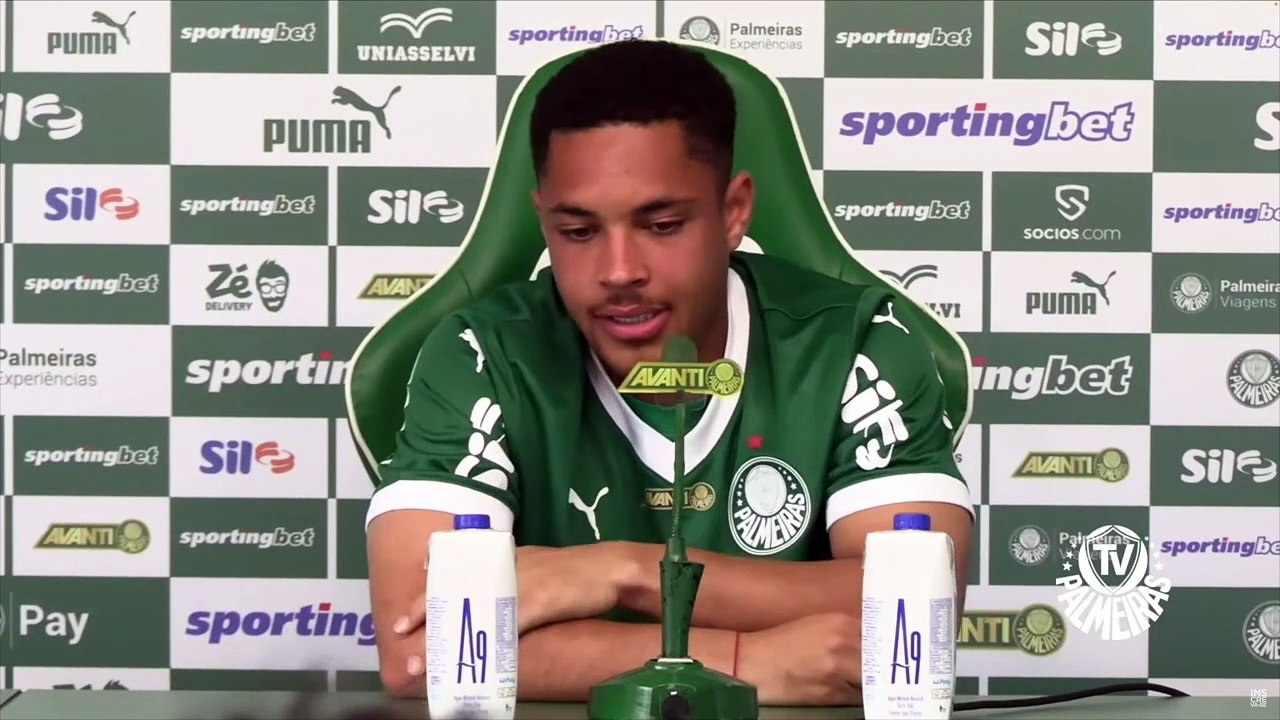 El dardo de Vitor Roque al Betis en su presentación con Palmeiras