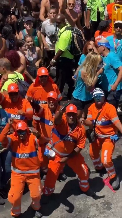 Bloco da Anitta atrai multidão e trabalhadores da Comlurb roubam cena