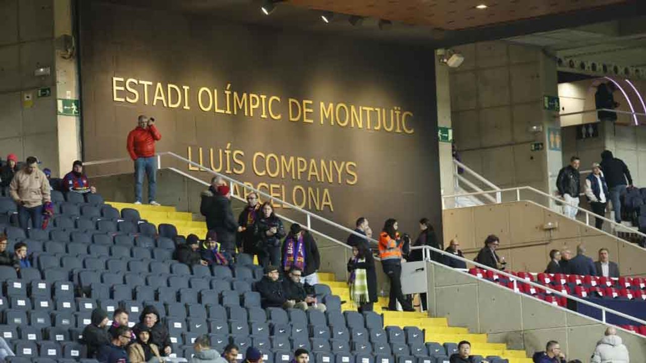 Momento en el que se comunica por la megafonía de Montjuic la suspensión del partido