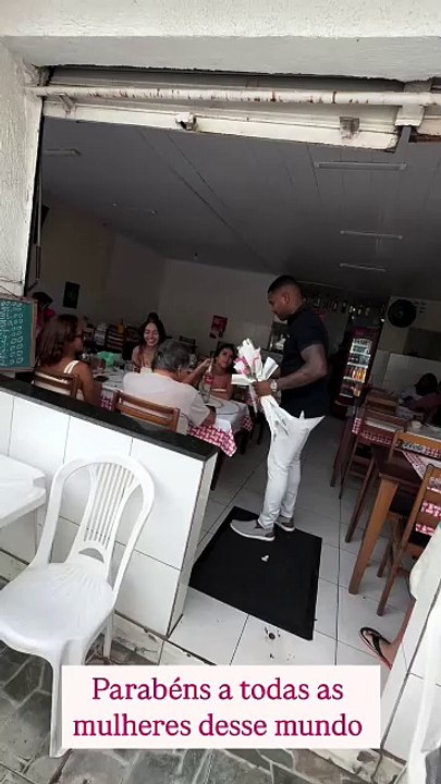 No Dia da Mulher, Davi Brito distribui rosas em restaurantes e surpreende web; assista