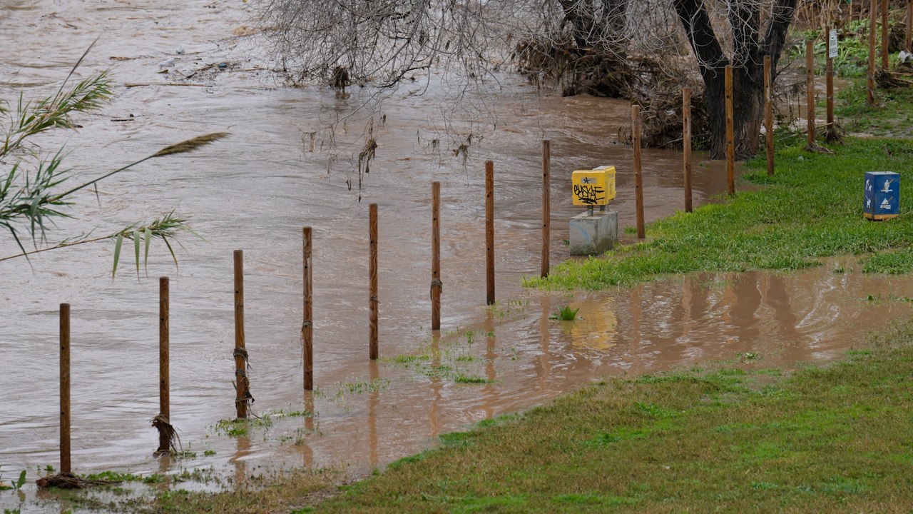 Crecen cauces por lluvias en Barcelona y Girona