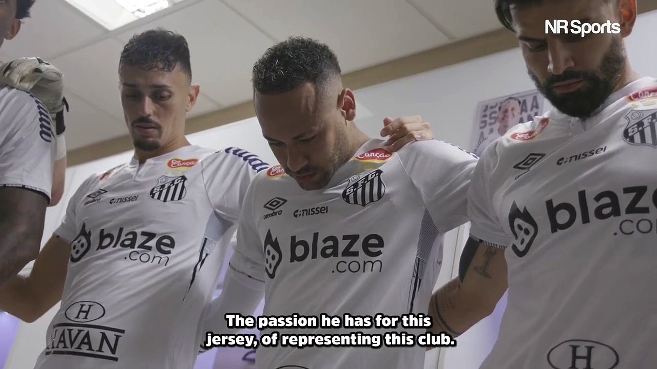 Neymar se emociona no vestiário do Santos antes do jogo contra o Corinthians