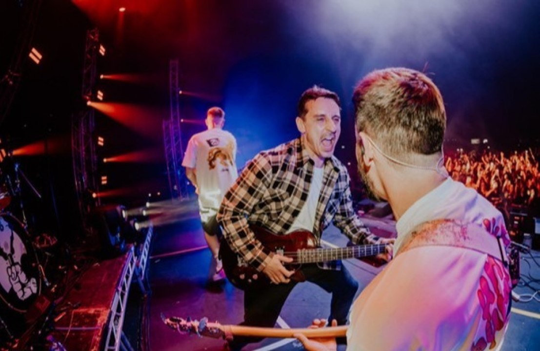 サッカー元イングランド代表ガリー・ネヴィルがバンドのベーシストに！？